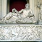 Divinité fluviale (l'Arno) : La statue de divinité fluviale, dans sa position semi-gisante très caractéristique, date de l’époque d’Hadrien et s’inspire d’un prototype hellénistique.