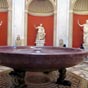 Salle ronde : La vasque de porphyre, d'un seul bloc, provient peut-être de la Maison dorée de Néron.