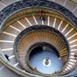 Attribué à tort à Donato Bramante, cet escalier fut dessiné par Giuseppe Momo en 1932. Cet escalier est une double hélice, c'est-à-dire qu'il comporte deux escaliers, un pour monter, et un pour descendre. Ainsi personne ne se croise en sens inverse. On peut le constater en observant les rampes sur la photo, on peut aussi voir qu'il y a deux points d'accès au fond de l'escalier.  