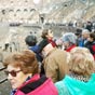 Les "Jacquets" contemplent l'intérieur du Colisée.