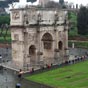 Rome Antique : Situé à côté du Colisée, l'Arc de Constantin a été construit en 315 pour commémorer la victoire de Constantin sur Maxence. Ce très bel arc de triomphe, à trois arches est richement décoré, décorations provenant, pour la plupart, d'autres monuments.
