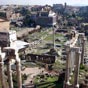 Rome Antique : Situé entre le Capitole et le Colisée, le Forum Romain est un vaste espace regroupant de nombreuses ruines de l’époque romaine.
