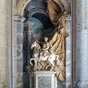 Porche de la basilique Saint-Pierre : Avant de pénétrer, nous passons par le narthex. A chaque extrémité nous admirons une statue équestre, de Charlemagne, réalisée par Cornacchini (photo) et de Constantin, produite par le Bernin.. 