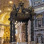Le baldaquin mesure 29 m de haut. Il a été réalisé par Le Bernin avec le bronze du portique du Panthéon. Au-dessous du baldaquin, se trouve le maître-autel , où seul le pape célèbre la messe.