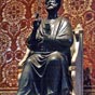 Dans la nef, une célèbre statue de saint Pierre, en bronze tenant les clefs des cieux est datée du XIIIe siècle. Les pèlerins la vénèrent encore en lui embrassant ou en lui frottant le pied, usé au fil du temps.
