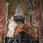 De nombreux monuments funéraires sont aussi présents, le plus souvent ceux de Papes, dont le magnifique monument d'Alexandre VII, représenté à genou, priant. Devant lui, une tombe entrouverte dont en sort une main de mort, tenant un sablier. Ce tombeau a été réalisé par Le Bernin. 