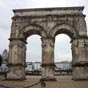 Saintes est une ville deux fois millénaire. Pour les pèlerins les moins fatigués, après cette longue étape, une visite s'impose en soirée. L'arc de Germanicus (19 apr. J.-C.), reconstruit sur la rive droite de la Charente, témoigne de l'antique Mediolanum