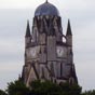 L'un des éléments les plus remarquables de la cathédrale Saint-Pierre est son clocher-porche, lequel domine le paysage urbain de l'ancienne capitale saintongeaise. Dominant les toits de la ville de près de 58 mètres, il devait à l'origine supporter une fl