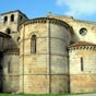 Ce monastère, composé de plusieurs bâtiments de style roman, a été construit au XIe siècle par l'infante Cristina Bermúdez, fille de Bermudo II de León et de sa première épouse, la reine Velasquila Ramirez.