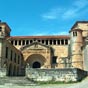 La collégiale Santa Juliana de Santillana del Mar fut édifiée au XIIe siècle sur l'emplacement d'un monastère construit au Xe siècle.