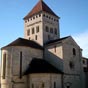 Sauveterre-de-Béarn : L'église Saint-André a été édidiée à la fin du XIIe siècle. Le chevet a été bâti en premier.