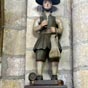 Saint Verny: statue en bois polychrome de la fin du XVIIe siècle. Il est le saint patron des vignerons dont la besace, le couteau et le chapeau sont mobiles. Les années de mauvaises récoltes, les bords du chapeau étaient enlevés, seul subsistait la calotte lui donnant un air ridicule... 