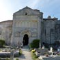 Un cimetière jouxte l'église sainte Radegonde...les chrysanthèmes ornent les tombes...nous sommes à la Toussaint!