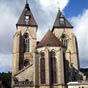 L'église Saint-Pierre de Varzy, construite de 1230 à 1280, est de style gothique rayonnant, mais ses deux tours ont une disposition typiquement romane.