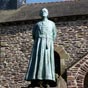 La statue de l'Abbé Gillard est positionnée devant "son" église!On lui doit sa renommée exceptionnelle... La statue en bronze est l'oeuvre de Mickaël Thomazo, sculpteur à Ploërmel. Cette oeuvre a été érigée le 7 juin 1999 pour commémorer les 20 ansde la disparition de l'abbé.