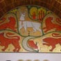 Après le vitrail central du choeur, le second chef d'oeuvre à découvrir dans l'église est une mosaïque qui fait face d'ailleurs au grand vitrail sur le mur ouest. Il s'agit d'une oeuvre de Galiano Sérafini, contremaître des célèbres atelier de mosaïques rennais Odorico.On va retrouver ici, la encore par un effet miroir, certains éléments du grand vitrail: les quatre vivants , emblèmess des quatre évangélistes, sous la forme des quatre lions auréaolés, edt le grand cerf blanc, nimbé d'une croix celtique, représentant le Christ.Cette mosaïque nous relate une histoire que nous conte le livre intitulé "Joseph d'Arimathie". 