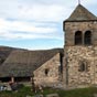 L'église du Chastel du XII/XIII siècle est de style transition roman/gothique. Elle se dresse sur la colline.