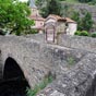 Le vieux pont de la Pède date du XVe siècle. Son unique arche porte en son milieu un oratoire abritant une vierge en majesté.