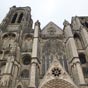 La construction de la  cathédrale Saint-Etienne de Bourges débute à partir de 1195. En 1215, sont terminés le chevet, le choeur et le double déambulatoire. La nef et la façade seront réalisées entre 1225 et 1255 et la cathédrale consacrée en 1324.