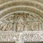 Le tympan, mutilé, représente la Vierge en majesté présentant l’Enfant Jésus. Annonciation et visitation à droite, adoration des mages à gauche.