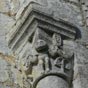 Chapiteau extérieur. Les chapiteaux historiés illustrent des scènes bibliques ou la vie des Saints. Spécifiques de l'art roman, ils apparurent vers 1060 pour disparaître avec l'art gothique qui transpose l'enseignement sur le vitrail.