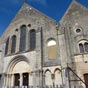 Les bâtiments conventuels, reconstruits aux XVIIe et XVIIIe siècles, sont utilisés par un hôpital. En revanche, l’église, devenue paroissiale, a conservé une puissante façade, percée d’un élégant portail dominé par trois larges baies, qui n’est pas sans évoquer Vézelay. 