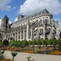 Chef d'oeuvre de l'art gothique classé au patrimoine mondial de l'Unesco depuis 1992, la cathédrale de Bourges n'en recèle pas moins de précieux témoins de l'art des sculpteurs romans. Nos confrères vont la découvrir dans un instant !